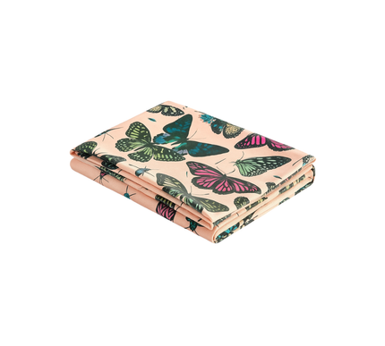 Toalha de mesa em veludo com borboletas vibrantes sobre fundo rosa claro | 140 x 250 cm 