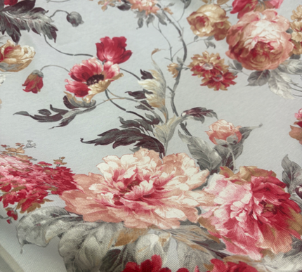 TOALHA DE MESA COM ESTAMPA FLORAL ROMÂNTICA EM TONS DE BORDÔ E ÁGUA-MARINHA | 135 x 340 cm