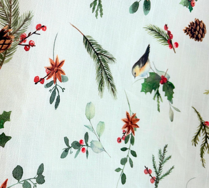 Toalha de mesa em linho de Natal com azevinho, pássaros, pinhas e fundo baunilha | 140 x 260 cm