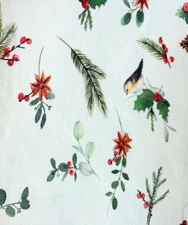 Mantel navideño de lino; Pajaritos, piña y acebo. Fondo Vainilla