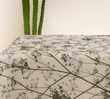 Toalha de mesa estampada Komorebi, proveniente da floresta japonesa.