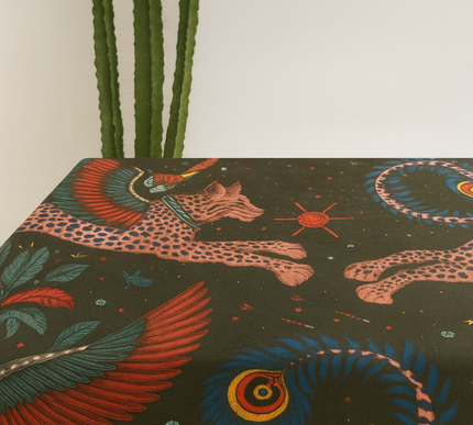 TOALHA DE MESA DE VELUDO COM ESTAMPA DA PANTERA COR-DE-ROSA DA CARTIER | 140 x 300 cm