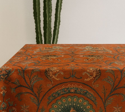 TOALHA DE MESA DE VELUDO COM ESTAMPA DE ELEFANTES EXÓTICOS | 135 x 300 cm