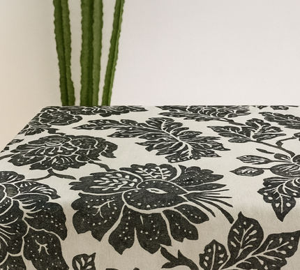 TOALHA DE MESA PRETA/EVID COM ESTAMPA FLORAL FLORESTAL | 130 x 400 cm; 135 x 135 cm