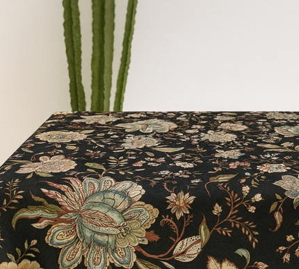 TOALHA DE MESA ESTAMPADA EM CASHMERE/FLORES INDIANAS SOBRE FUNDO PRETO | 130 x 300 cm; 130 x 280 cm; 130 x 130 cm