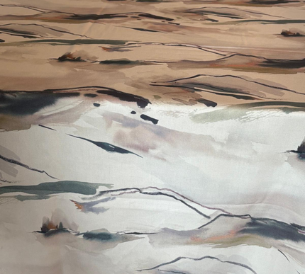 TOALHA DE MESA COM EFEITO AQUARELA ESTAMPADA EM AZUL E CINZA COM DETALHES EM CASTANHO; 130 x 380 cm