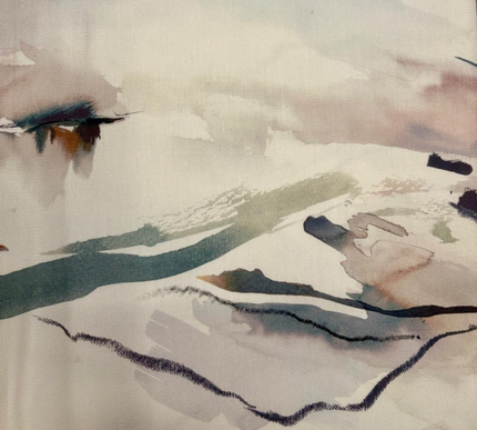 TOALHA DE MESA COM EFEITO AQUARELA ESTAMPADA EM AZUL E CINZA COM DETALHES EM CASTANHO; 130 x 380 cm