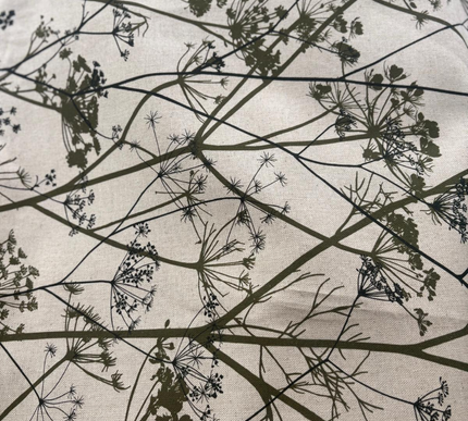 Toalha de mesa estampada Komorebi, proveniente da floresta japonesa.