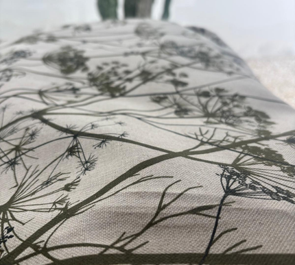 Toalha de mesa estampada Komorebi, proveniente da floresta japonesa.