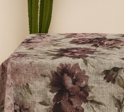 TOALHA DE MESA ESTAMPADA COM PEÓNIA ROMÂNTICA EM TOM MALVADO.