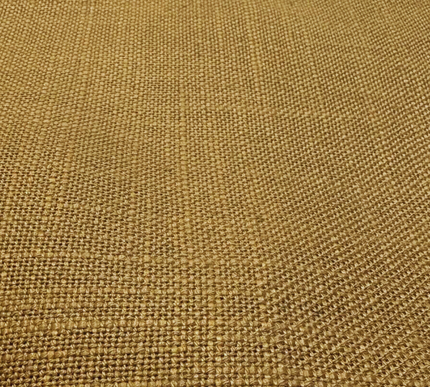 Toalha de mesa em linho, cor branco-sujo.