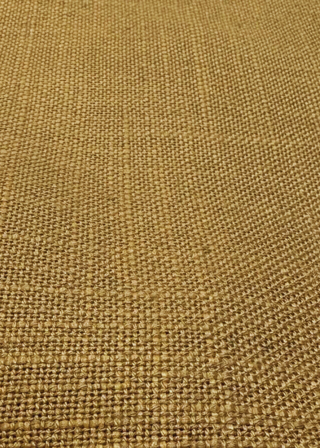 Toalha de mesa em linho, cor branco-sujo.