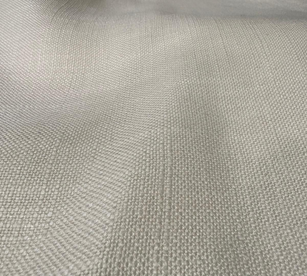 Toalha de mesa em linho, cor branco-sujo.