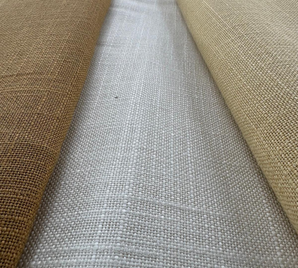 Toalha de mesa em linho, cor branco-sujo.