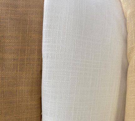 Toalha de mesa em linho, cor branco-sujo.