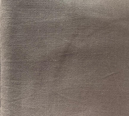 Toalha de mesa em linho, cor branco-sujo.