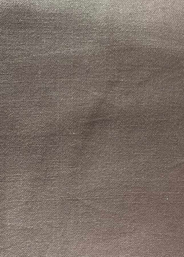 Toalha de mesa em linho, cor branco-sujo.