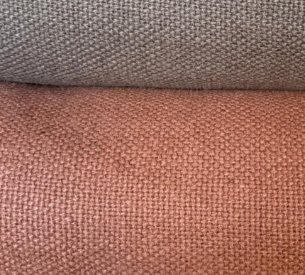 Toalha de mesa em linho, cor branco-sujo.