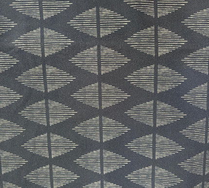 TOALHA DE MESA COM ESTAMPA GEOMÉTRICA DE LOSANGOS LISTRADA A AZUL MARINHO E BRANCO