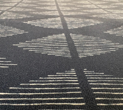 TOALHA DE MESA COM ESTAMPA GEOMÉTRICA DE LOSANGOS LISTRADA A AZUL MARINHO E BRANCO