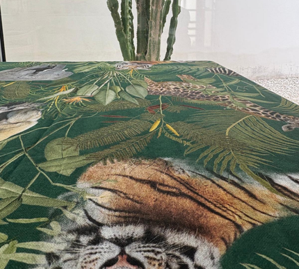 Toalha de mesa com estampado de selva, com girafas, elefantes e zebras.