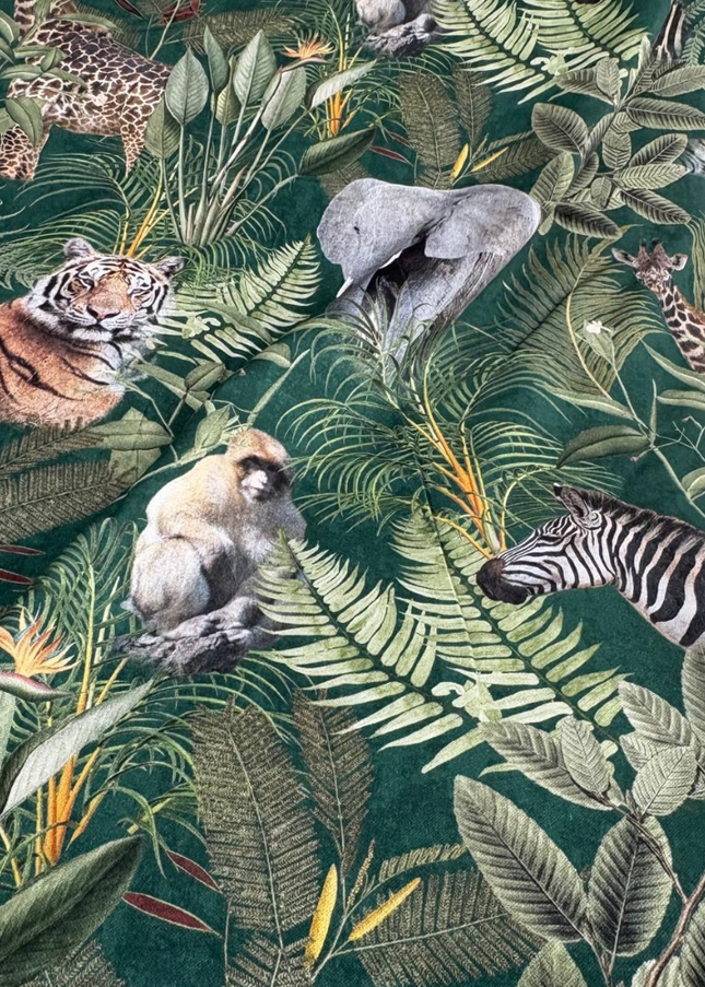 Toalha de mesa com estampado de selva, com girafas, elefantes e zebras.