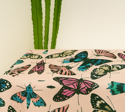 Toalha de mesa em veludo com borboletas vibrantes sobre fundo rosa claro | 140 x 250 cm 
