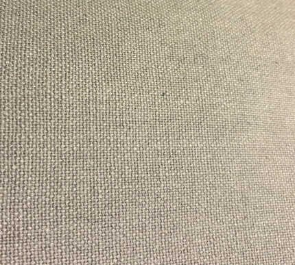 Toalha de mesa em linho, cor branco-sujo.