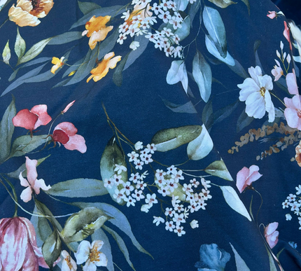 TOALHA DE MESA COM ESTAMPA FLORAL HOLANDESA.