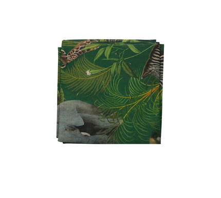 Toalha de mesa com estampado de selva, com girafas, elefantes e zebras.