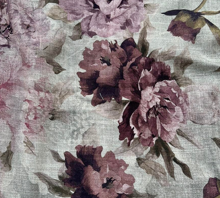 TOALHA DE MESA ESTAMPADA COM PEÓNIA ROMÂNTICA EM TOM MALVADO.