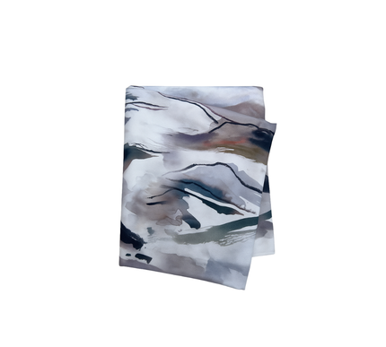 TOALHA DE MESA COM EFEITO AQUARELA ESTAMPADA EM AZUL E CINZA COM DETALHES EM CASTANHO; 130 x 380 cm