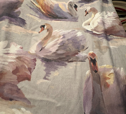 Toalha de mesa estampada com lago de cisnes | 135 x 280 cm; 235 x 270 cm