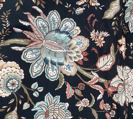 TOALHA DE MESA ESTAMPADA EM CASHMERE/FLORES INDIANAS SOBRE FUNDO PRETO | 130 x 300 cm; 130 x 280 cm; 130 x 130 cm