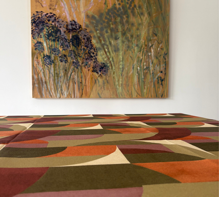 TOALHA DE MESA COM ESTAMPA GEOMÉTRICA ABSTRATA, COR TERRACOTA OUTONO.