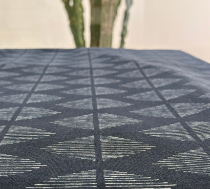 TOALHA DE MESA COM ESTAMPA GEOMÉTRICA DE LOSANGOS LISTRADA A AZUL MARINHO E BRANCO