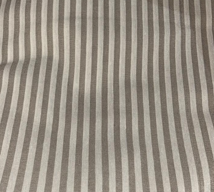 Toalha de mesa estampada com riscas bege e branco-sujo