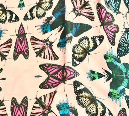 Toalha de mesa em veludo com borboletas vibrantes sobre fundo rosa claro | 140 x 250 cm 